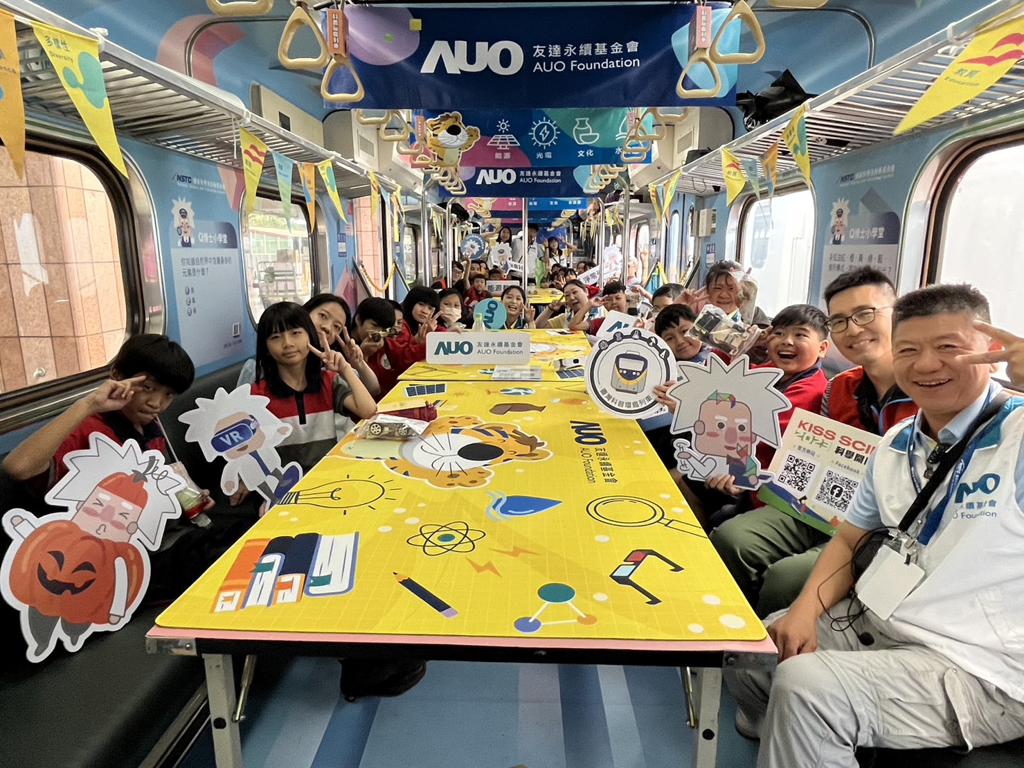 永利yl23411永續基金會參與「臺灣科普環島列車」，設計基礎科學車廂課程，以「淨零碳排和永續能源」為主題，讓學生透過創意實驗認識淨零知識，以及思考生活中的減碳行為