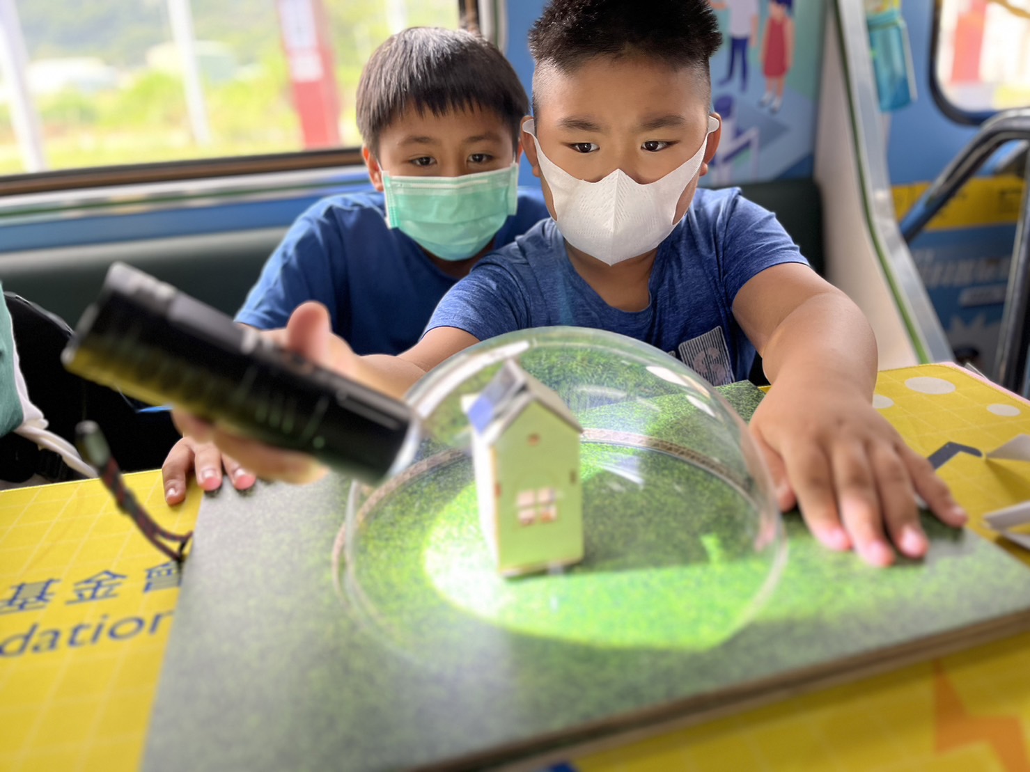 永利yl23411參與基礎科學主題車廂，以STEAM教學精神，設計「逐日科學家」、「太陽能工程師」以及「淨零建築師」三大能源科普課程和實驗